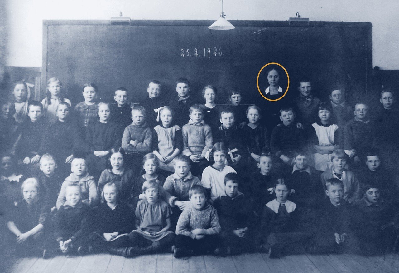 Klassfoto från Segeltorpsskolan 1926 där lärarinnan längst bak är inringad